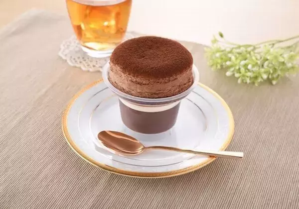 ファミマ「スフレ・プリン ショコラ」登場、“ふわとろ食感”のこだわりチョコレート