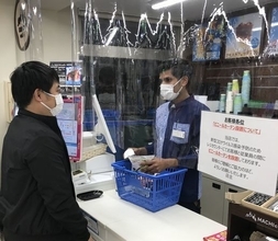 コンビニ各社、感染拡大防止でレジにビニール間仕切り、スマホレジやセルフレジで直接接触回避