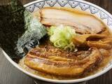 「東京豚骨拉麺ばんから「お店のまんま 角煮ばんから」オンライン発売、豚骨醤油味と味噌味の冷凍ラーメン、極うま辛辣油付きや専用丼付きも」の画像1