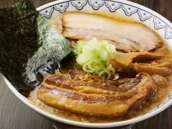東京豚骨拉麺ばんから「お店のまんま 角煮ばんから」オンライン発売、豚骨醤油味と味噌味の冷凍ラーメン、極うま辛辣油付きや専用丼付きも