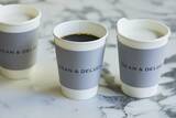 「「DEAN ＆ DELUCA カフェ」脱プラスチックで紙製のふたテスト導入、都内一部店舗で実施」の画像1