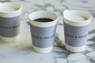 「DEAN ＆ DELUCA カフェ」脱プラスチックで紙製のふたテスト導入、都内一部店舗で実施