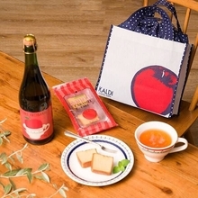 カルディ「りんごバッグ」発売、りんご模様のエコバッグと陶器カップ・シードル・ケーキのセット