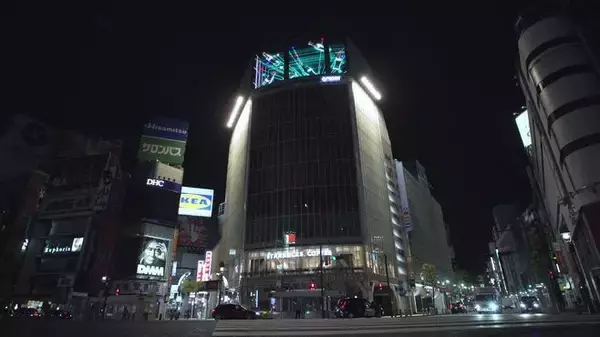 「渋谷スクランブル交差点“宙に浮かぶコカ・コーラ”登場、「渋谷コークビジョン」をQFRONT屋上部で放映開始」の画像