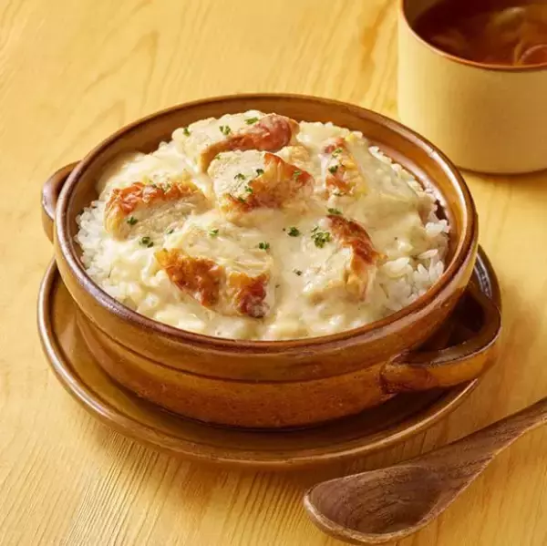 ファミマお母さん食堂「ごはんにちょいかけ! シュクメルリ」に反響、袋のままレンジ調理できるパウチ惣菜/ファミリーマート