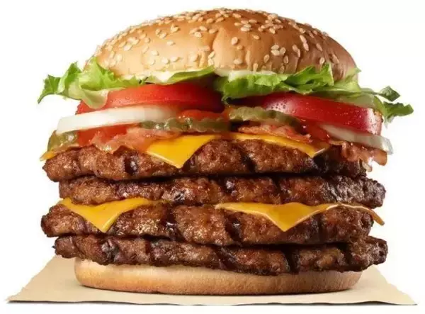 「バーガーキング“バンズなし”「エクストリーム超ワンパウンドビーフバーガー」発売、総重量499gの4枚ビーフパティで具材をサンド」の画像