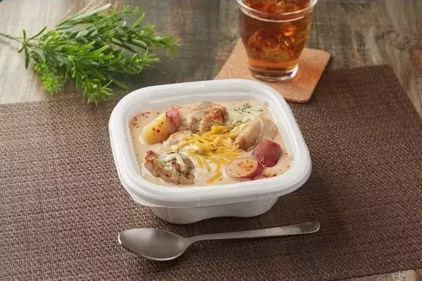 ファミマ「シュクメルリ丼」登場、グリルチキンとにんにくクリームの煮込み丼/ファミリーマート