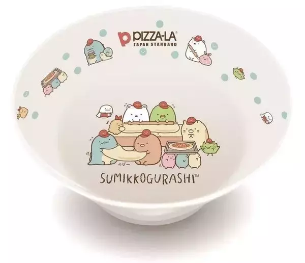 ピザーラ「すみっコぐらしボウル皿」とシール付き220円“スペシャルパック”登場、「しろくま」「ぺんぎん?」たちがピザ作り、「ねこ」「たぴおか」などもデザイン