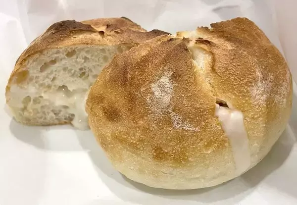 「ベローチェのモーニングに「トーストサンド とろ～りチーズ＆ハム」登場、焼きたてクリーミーボール「ミルクアーモンド」「キャラメルフレーク」も同時発売」の画像