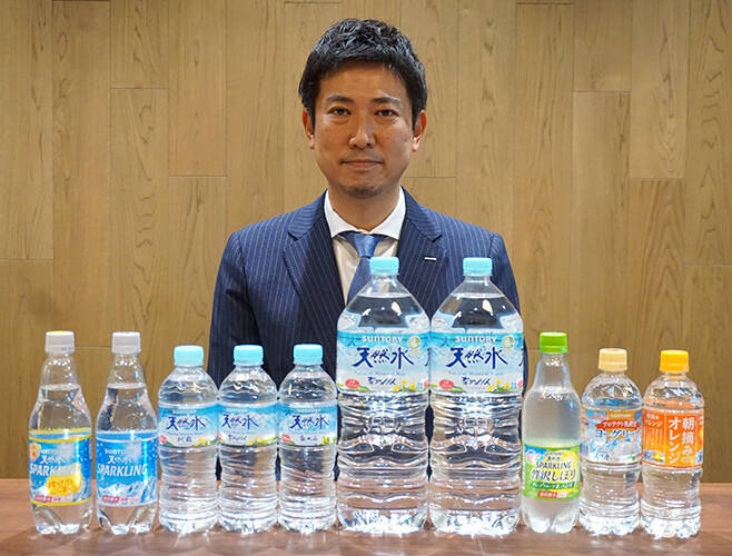 「サントリー天然水」2Lペット刷新、水色基調に変えた理由とは 背景に30年で30倍以上の水市場拡大