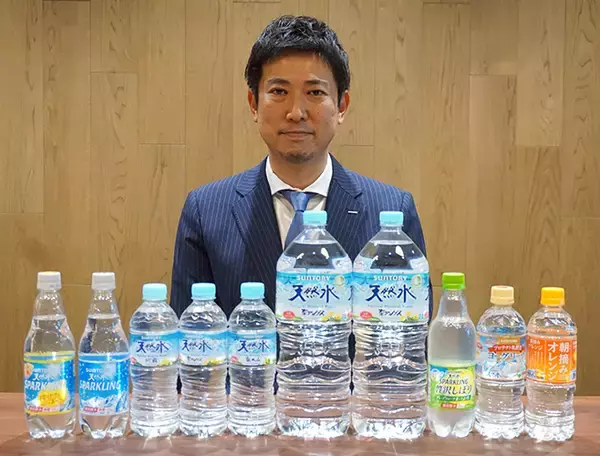 「「サントリー天然水」2Lペット刷新、水色基調に変えた理由とは 背景に30年で30倍以上の水市場拡大」の画像