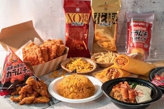 ファミマ「カラムーチョフェス」に“辛旨”ファミチキ・チャーハン・トルティーヤなど、ヒーおばあちゃんのTシャツプレゼントも/ファミリーマート×湖池屋