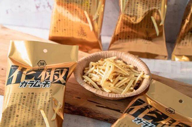 ファミマ「カラムーチョフェス」に“辛旨”ファミチキ・チャーハン・トルティーヤなど、ヒーおばあちゃんのTシャツプレゼントも/ファミリーマート×湖池屋