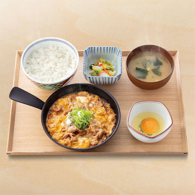 吉野家「月見牛とじ丼」「月見牛とじ御膳」に“肉2倍盛”、牛丼超特盛と同等肉量に玉子3個使用