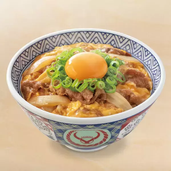 吉野家「月見牛とじ丼」「月見牛とじ御膳」に“肉2倍盛”、牛丼超特盛と同等肉量に玉子3個使用