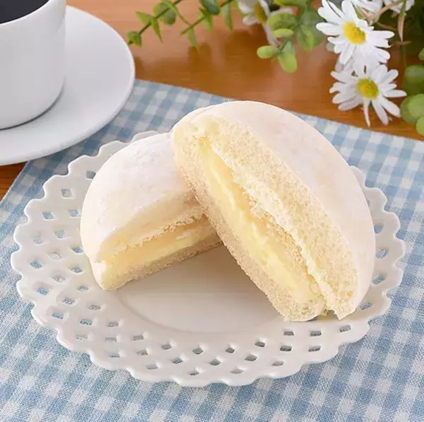 「ファミマ限定「雪見だいふくみたいなパン」発売、“ぷにぷにもち”食感とバニラアイスの味わいを菓子パンで/ファミリーマート×ロッテ」の画像