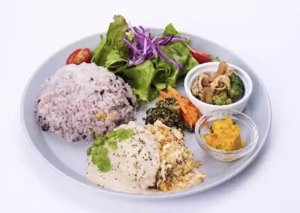 川崎フロンターレ公式カフェ「FRO CAFE」とマルコメが初コラボ、「大豆のお肉」使用メニュー期間限定販売