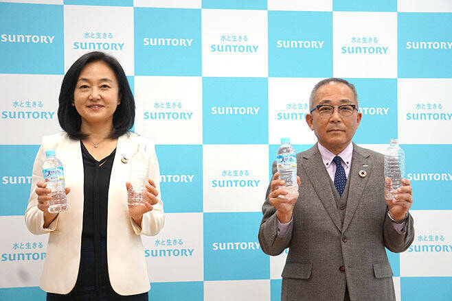 サントリー“植物由来原料100%”のペットボトル開発、非可食ウッドチップ使用の試作品完成