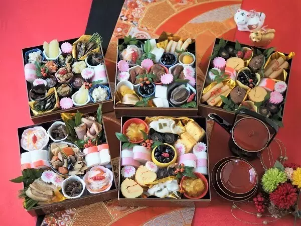 ローソンストア100“100円おせち”2022年正月向けに販売開始、高級食材あわびなど過去最多の40種