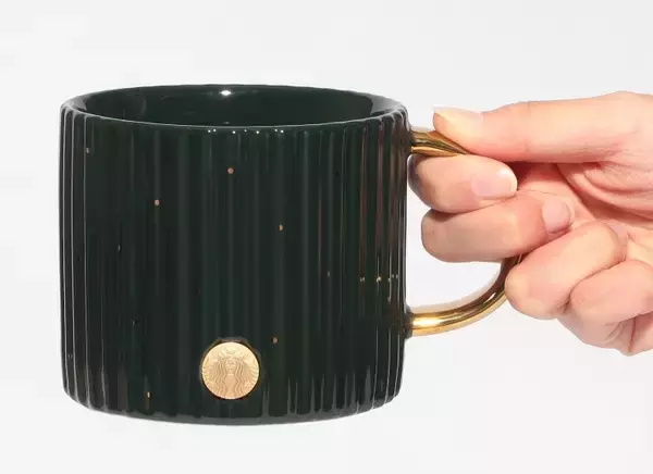 「【スタバ新作グッズ】グリーン×ゴールドの上品なボトルやマグカップを発売」の画像
