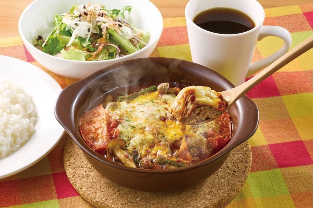 ジョナサン『冬の推しグルメフェア』開催/たらば蟹や若姫牛ヒレの贅沢メニュー、6層の具材を重ねたスプーンで食べるハンバーグなど