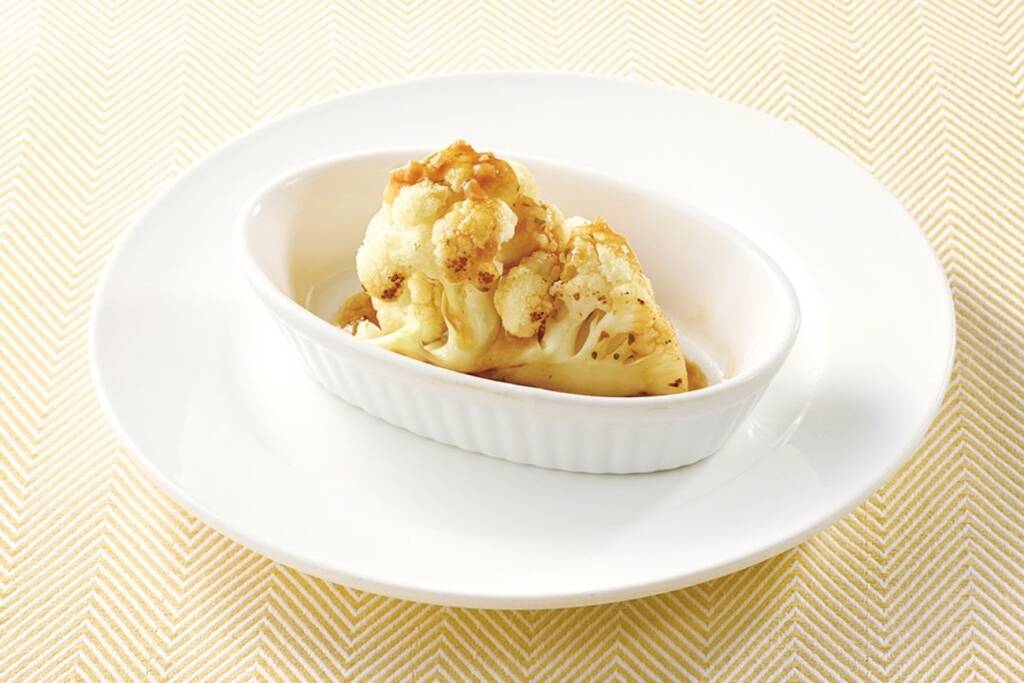 ジョナサン『冬の推しグルメフェア』開催/たらば蟹や若姫牛ヒレの贅沢メニュー、6層の具材を重ねたスプーンで食べるハンバーグなど