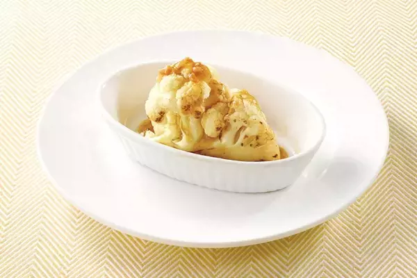 「ジョナサン『冬の推しグルメフェア』開催/たらば蟹や若姫牛ヒレの贅沢メニュー、6層の具材を重ねたスプーンで食べるハンバーグなど」の画像