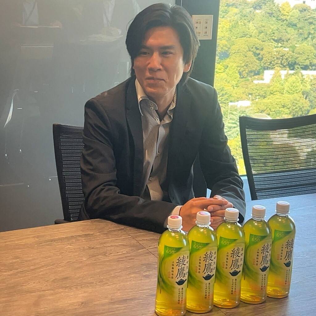 緑茶ブランド「綾鷹」、都内でVTuber「儒烏風亭らでん」さん案内のバスツアー実施、体験施策で継続伸長を後押し/コカ･コーラシステム