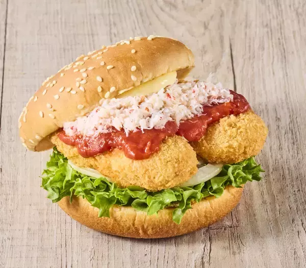 北海道産“オオズワイガニ”使用のクリームコロッケバーガー登場　ソースは2種類【フレッシュネスバーガー】