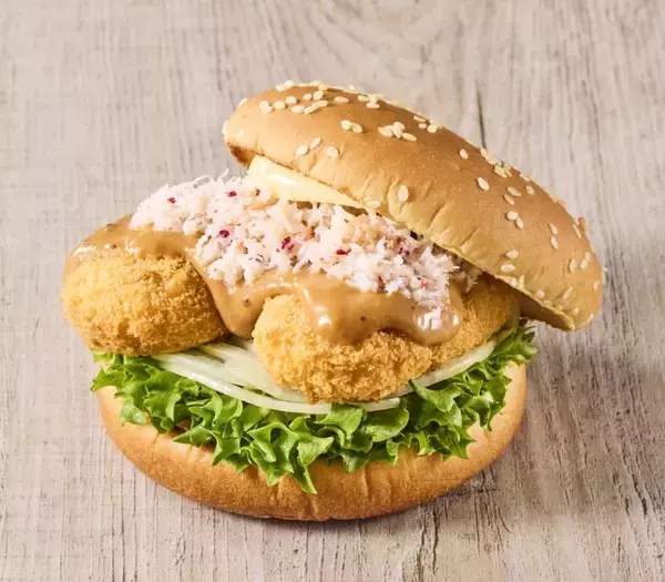 「北海道産“オオズワイガニ”使用のクリームコロッケバーガー登場　ソースは2種類【フレッシュネスバーガー】」の画像