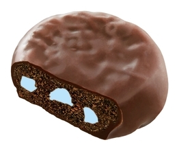 ブルーソーダ風味チップが入った「カントリーマアムチョコまみれザ･ワールド(アラスカ編)」発売【不二家】