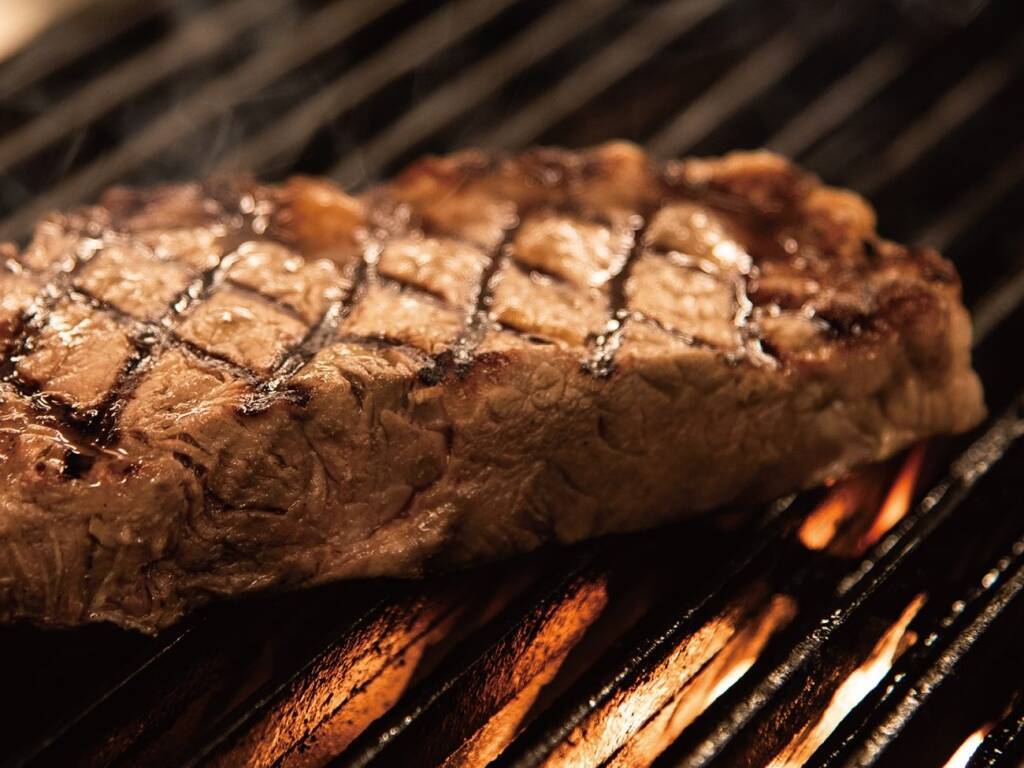 ロイヤルホスト、ステーキ肉を豪州産に変更　225gは4323円から3773円に値下げ