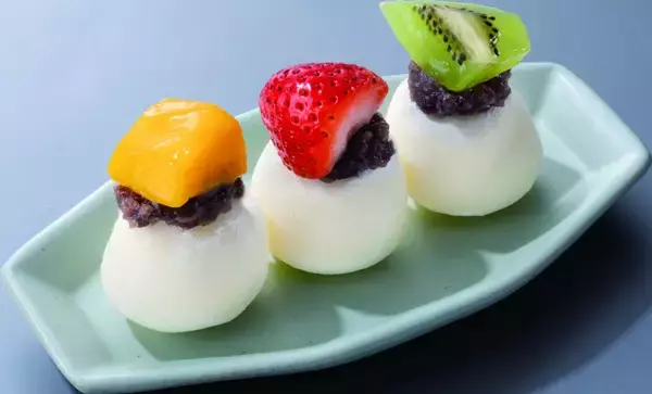 「【ガスト】雪見だいふくとのコラボスイーツ4種発売、高さ25cmのタワーパフェやりんごパイと組み合わせた温×冷スイーツなど」の画像