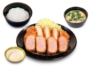 「国産ロースかつ」と「極厚レア」が一度に楽しめる定食が登場　「松のや」で期間限定販売