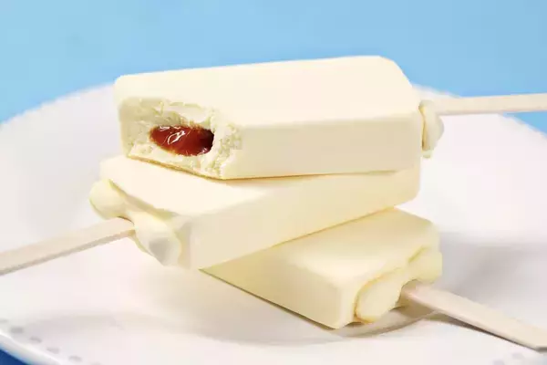 パステル『なめらかプリン』がアイスバーに!生クリームを使った濃厚なプリンアイスの中にカラメルソース入り【赤城乳業】