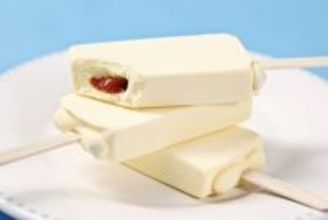 パステル『なめらかプリン』がアイスバーに!生クリームを使った濃厚なプリンアイスの中にカラメルソース入り【赤城乳業】