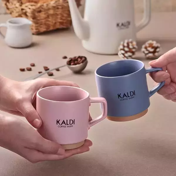 カルディ「スタッキングマグカップ＆コーヒーセット」第3弾“ラベンダー＆ベビーピンク”オンライン限定販売、2色の美濃焼カップと「マイルドカルディ」をセットに