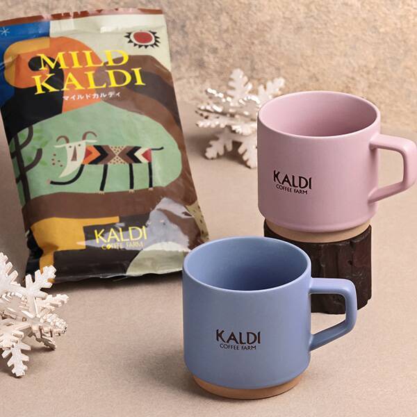 カルディ「スタッキングマグカップ＆コーヒーセット」第3弾“ラベンダー＆ベビーピンク”オンライン限定販売、2色の美濃焼カップと「マイルドカルディ」をセットに