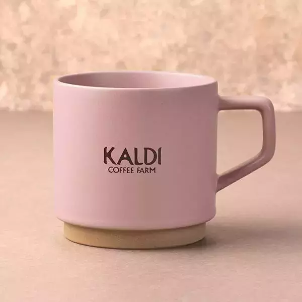 「カルディ「スタッキングマグカップ＆コーヒーセット」第3弾“ラベンダー＆ベビーピンク”オンライン限定販売、2色の美濃焼カップと「マイルドカルディ」をセットに」の画像