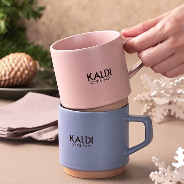 カルディ「スタッキングマグカップ＆コーヒーセット」第3弾“ラベンダー＆ベビーピンク”オンライン限定販売、2色の美濃焼カップと「マイルドカルディ」をセットに