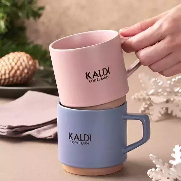 「カルディ「スタッキングマグカップ＆コーヒーセット」第3弾“ラベンダー＆ベビーピンク”オンライン限定販売、2色の美濃焼カップと「マイルドカルディ」をセットに」の画像