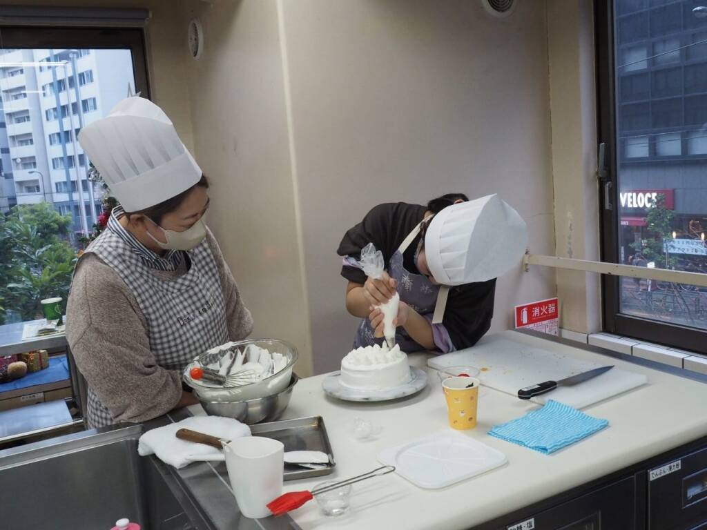 集団給食協会、毎年恒例の「親子クリスマスケーキづくり」イベントを開催〈ケーキのレシピ付き〉