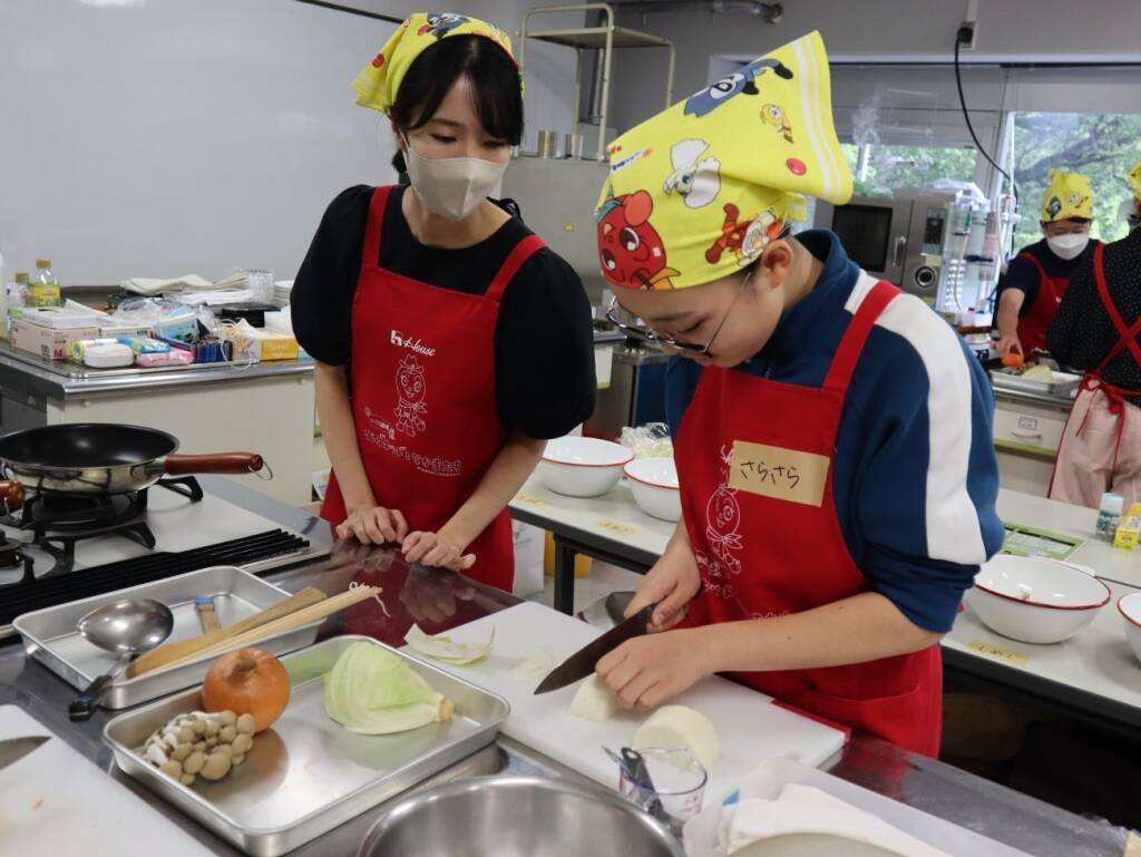 ハウス食品グループが横浜国大で「キーマカレー料理教室」開催、自立後の食生活を支援