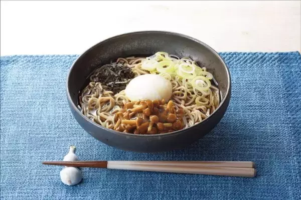 「ローソン“ゆるキャン△”コラボ食品 トマトすき焼き丼・冷やし鴨だしなめこそば・餃子坦々鍋・フィッシュバーガー・抹茶ティラミス、中部エリア限定発売」の画像