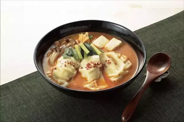 「ローソン“ゆるキャン△”コラボ食品 トマトすき焼き丼・冷やし鴨だしなめこそば・餃子坦々鍋・フィッシュバーガー・抹茶ティラミス、中部エリア限定発売」の画像