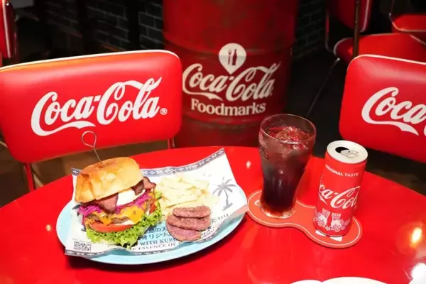 「日本コカ・コーラ、沖縄「MAKISHI CARNIVAL」でコークの“パーフェクトサーブ”活用 体験型外食の新拠点始動」の画像