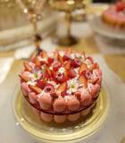 「【苺スイーツ約20種が登場】マリー・アントワネットの世界観を再現　ヒルトン大阪で苺づくしのスイーツビュッフェ開催」の画像1