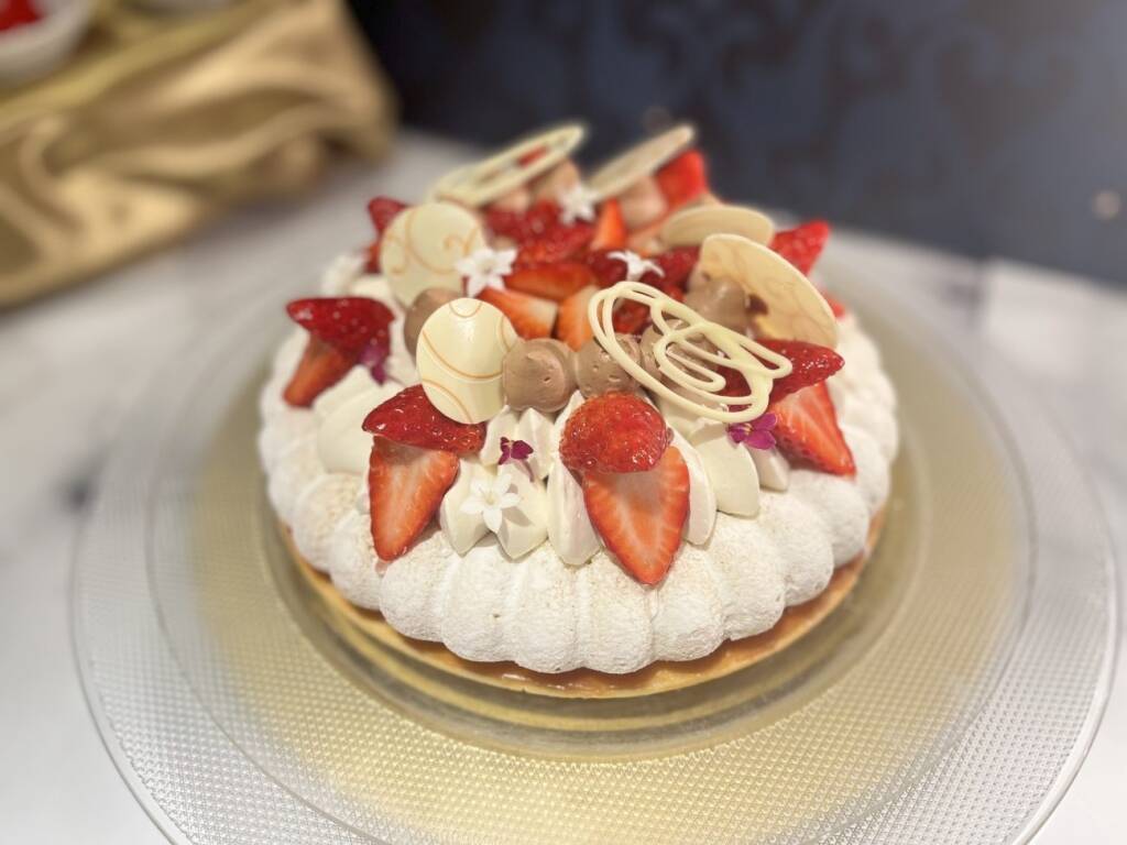 【苺スイーツ約20種が登場】マリー・アントワネットの世界観を再現　ヒルトン大阪で苺づくしのスイーツビュッフェ開催