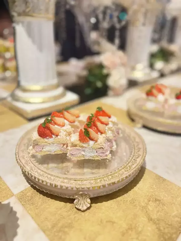 「【苺スイーツ約20種が登場】マリー・アントワネットの世界観を再現　ヒルトン大阪で苺づくしのスイーツビュッフェ開催」の画像