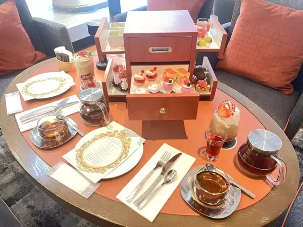 「【苺スイーツ約20種が登場】マリー・アントワネットの世界観を再現　ヒルトン大阪で苺づくしのスイーツビュッフェ開催」の画像